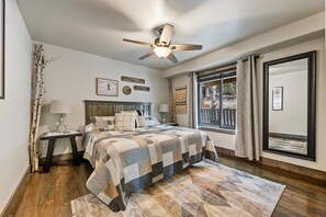 5 bedrooms, free WiFi, bed sheets - Bullock’s Ridge – Double decks, hot tub, game room & room for the whole crew! (Lead)