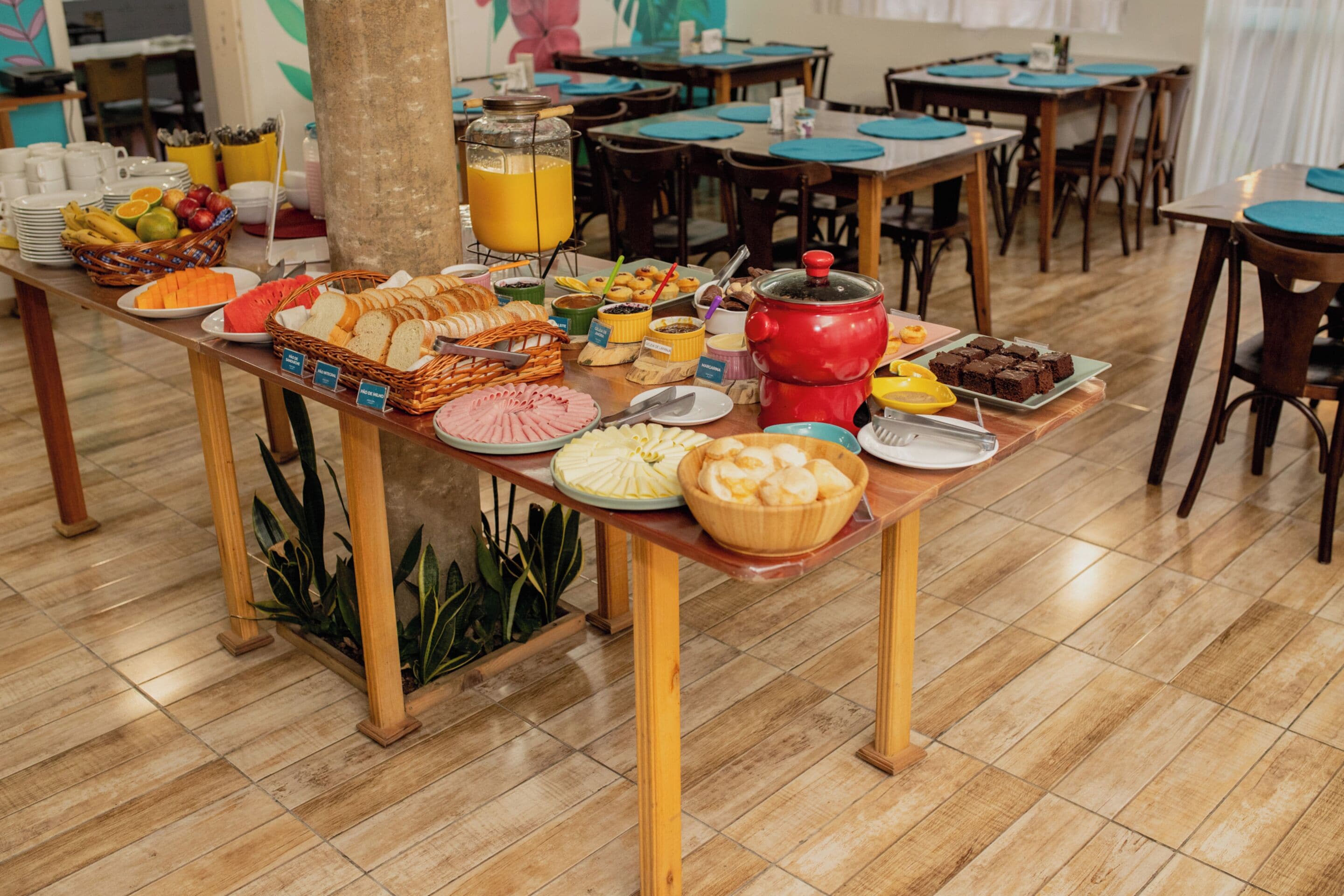 Café da manhã com buffet grátis todos os dias