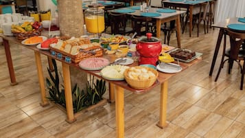 Café da manhã com buffet grátis todos os dias