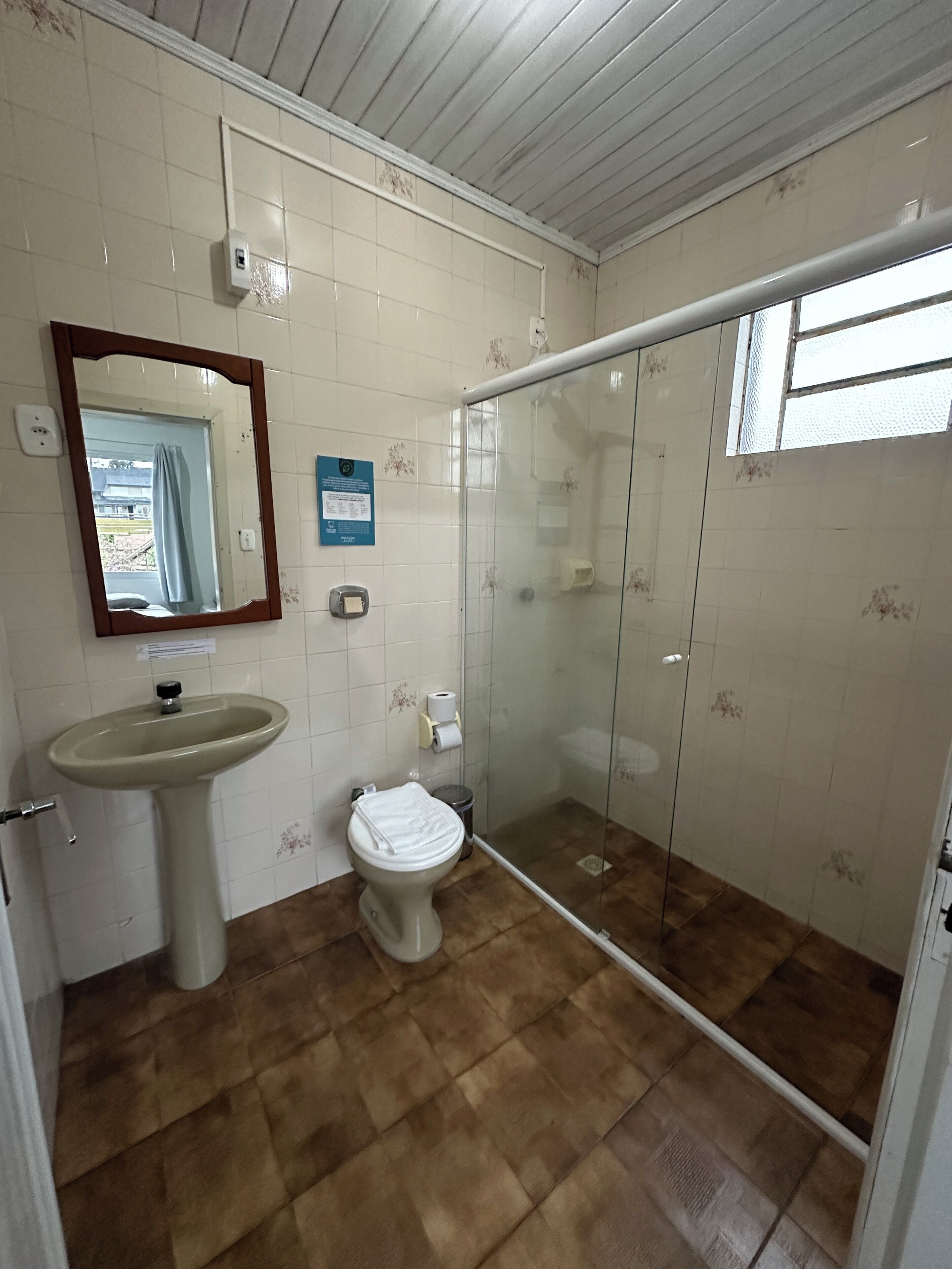 Een badkamer met een wastafel, toilet en douchecabine.