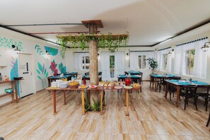 Buffet déjeuner gratuit tous les jours