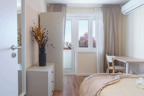 3 slaapkamers, een strijkplank/strijkijzer, wifi, beddengoed