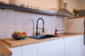 Een koelkast, een microgolfoven, een oven, een kookplaat