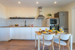 Geladeira, micro-ondas, fogão, cooktop