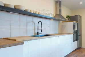 Geladeira, micro-ondas, fogão, cooktop