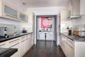 Een koelkast, een microgolfoven, een oven, een vaatwasser