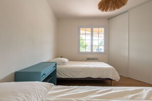 3 chambres, fer et planche à repasser, Wi-Fi gratuit