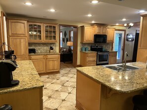 Fridge, microwave, oven, stovetop - Dutch Hill Manor I, Upscale, near All Star + Dreams Park, fire pit, 1 of 2 units (Mt. Vision)