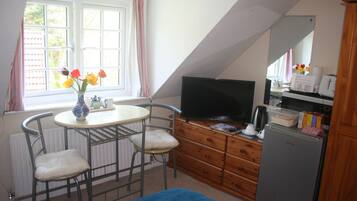 Economy Double Room, 1 Double Bed, Non Smoking, Mountain View | Living area | 36-inch flat-screen TV with digital channels, TV