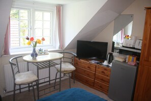 Economy Double Room, 1 Double Bed, Non Smoking, Mountain View | Living area