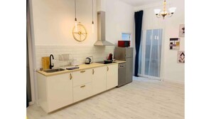 Jääkaappi, mikroaaltouuni, liesi, astianpesukone