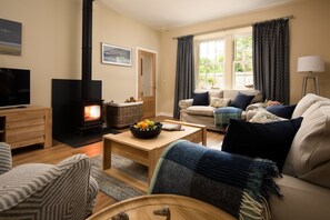 Smart TV, fireplace - The Coach House sleeps six in three bedrooms (North Berwick)
