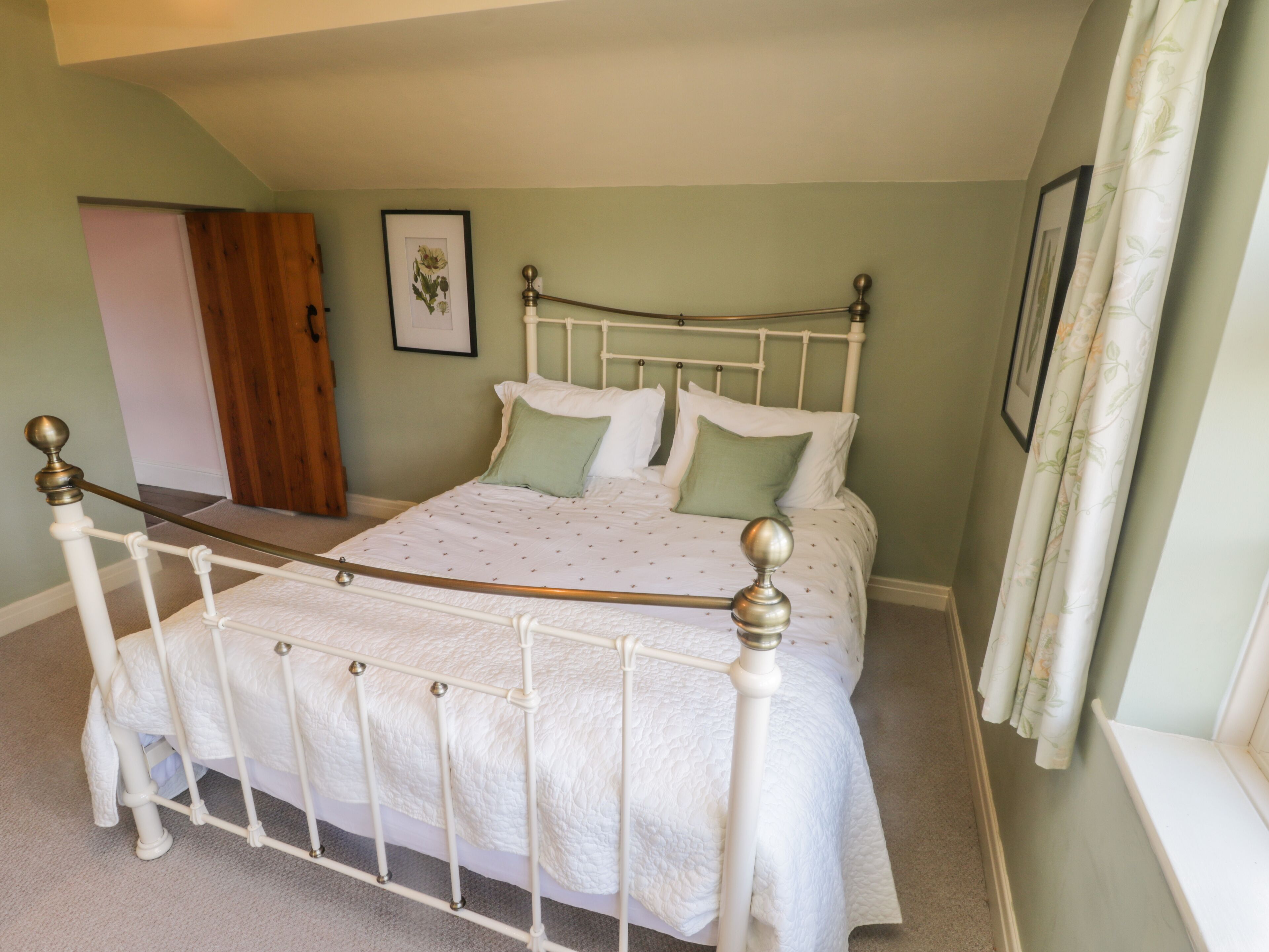 4 bedrooms, individually decorated, individually furnished, free WiFi