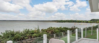 Bay View 2-Bed Lodge with Glorious Harbour View