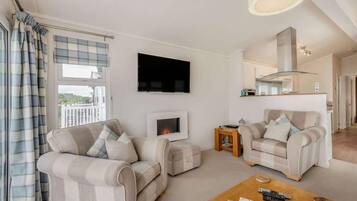 TV, fireplace