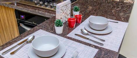 Een koelkast, een microgolfoven, een oven