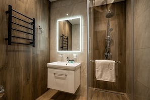 Executive suite | Badkamer | Een douche, een regendouche, gratis toiletartikelen, een haardroger
