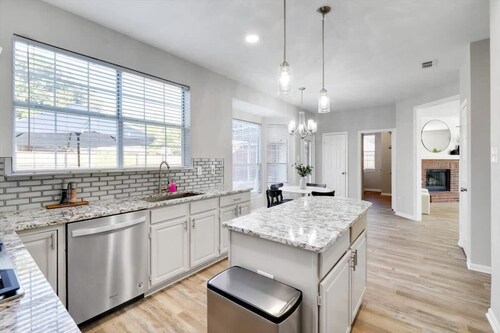Lewisville Estate - Spacious 5BR w/ Game Room