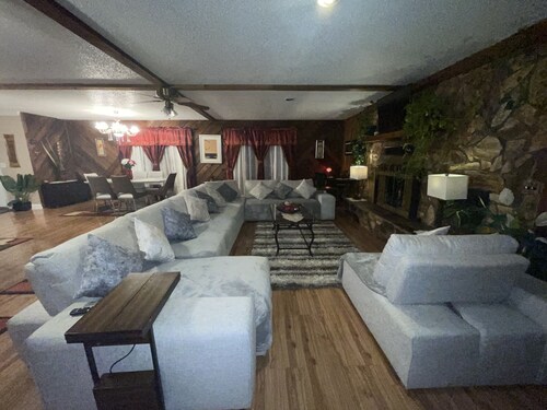 4652- Cheerful 3 Bedroom luxury home the caverns state Park