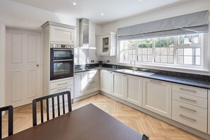 Fridge, microwave, oven, stovetop - Host & Stay | White Lodge (Scarborough)