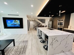 Dining - LUXURIOUS LA HOME *PRIVATE ROOFTOP* OUTDOOR TV* (Los Angeles)