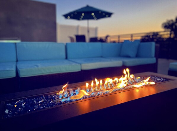 Property grounds - LUXURIOUS LA HOME *PRIVATE ROOFTOP* OUTDOOR TV* (Los Angeles)