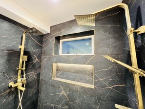 Bathtub, hair dryer, bidet, towels - LUXURIOUS LA HOME *PRIVATE ROOFTOP* OUTDOOR TV* (Los Angeles)