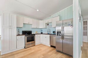 冷蔵庫、電子レンジ、オーブン、コンロ