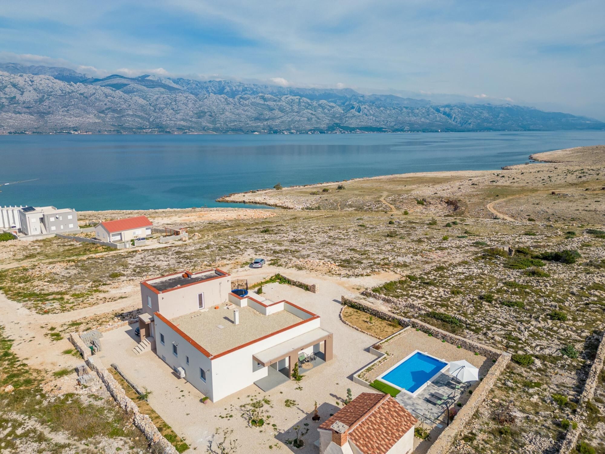 Eine moderne Villa mit Swimmingpool in der Nähe von See und Bergen.