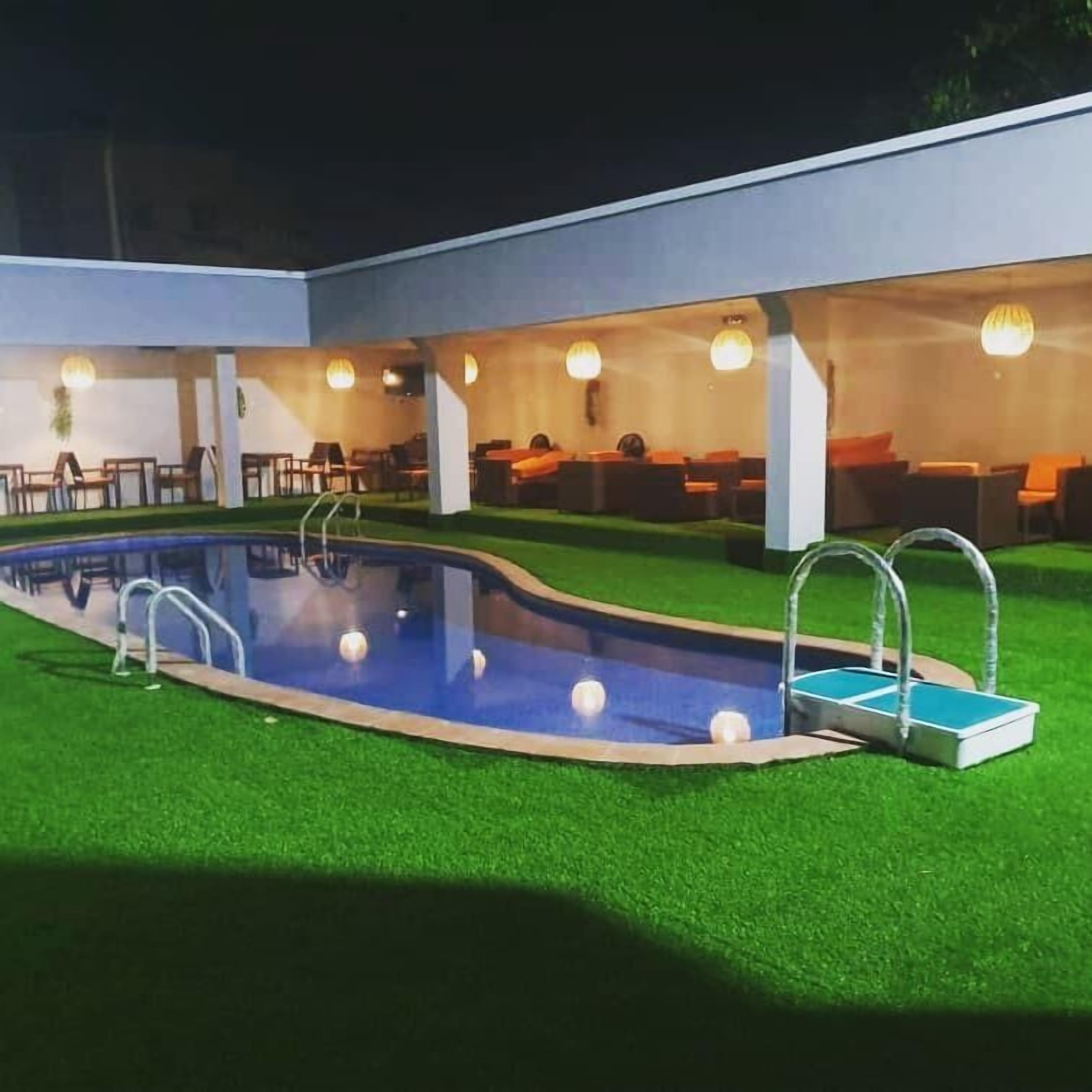 Poolside bar