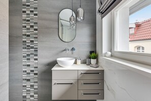 Studio | Badkamer | Een douche, een haardroger, handdoeken