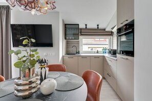 Deluxe-studiolejlighed | Privat køkken | Køleskab, mikrobølgeovn, ovn, kogeplade
