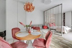 Studio | Premium bedding, iron/ironing board, travel cot, free WiFi - Lion Apartments - Pink i Mustang Studio (Sopot)