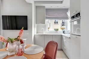 Studio | Private kitchen | Fridge, microwave, oven, stovetop - Lion Apartments - Pink i Mustang Studio (Sopot)