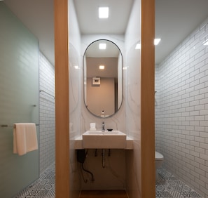 Standard Twin Room | Bathroom | Shower, rainfall showerhead, hair dryer, towels - fyn park hotel (Bangkok)