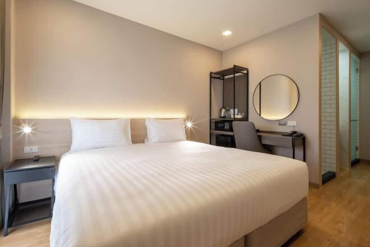Minibar, két bảo mật tại phòng, bàn