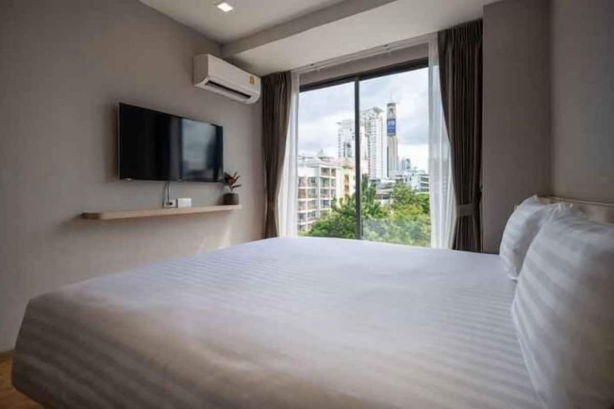 Minibar, caja de seguridad en la habitación y escritorio