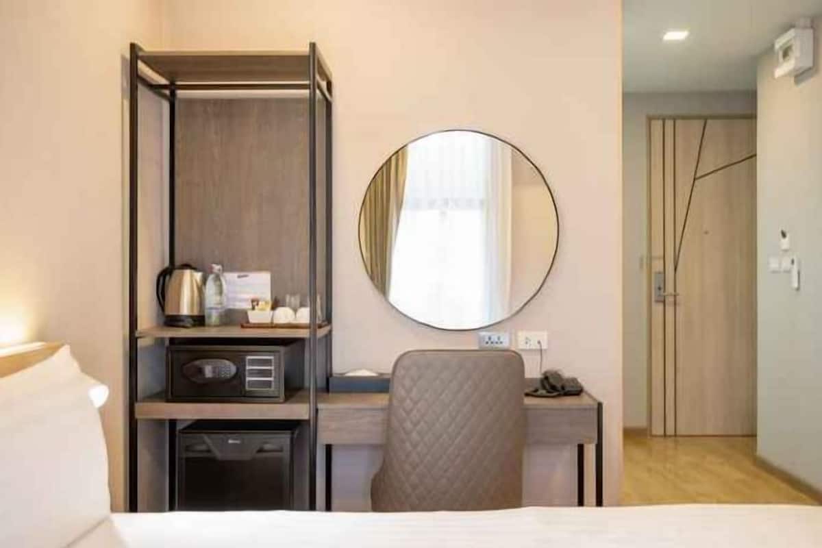 Minibar, caja de seguridad en la habitación y escritorio