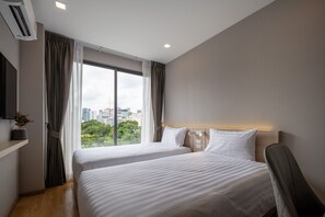 Standard Twin Room, Garden View | Minibar, in-room safe, desk, laptop workspace - fyn park hotel (Bangkok)