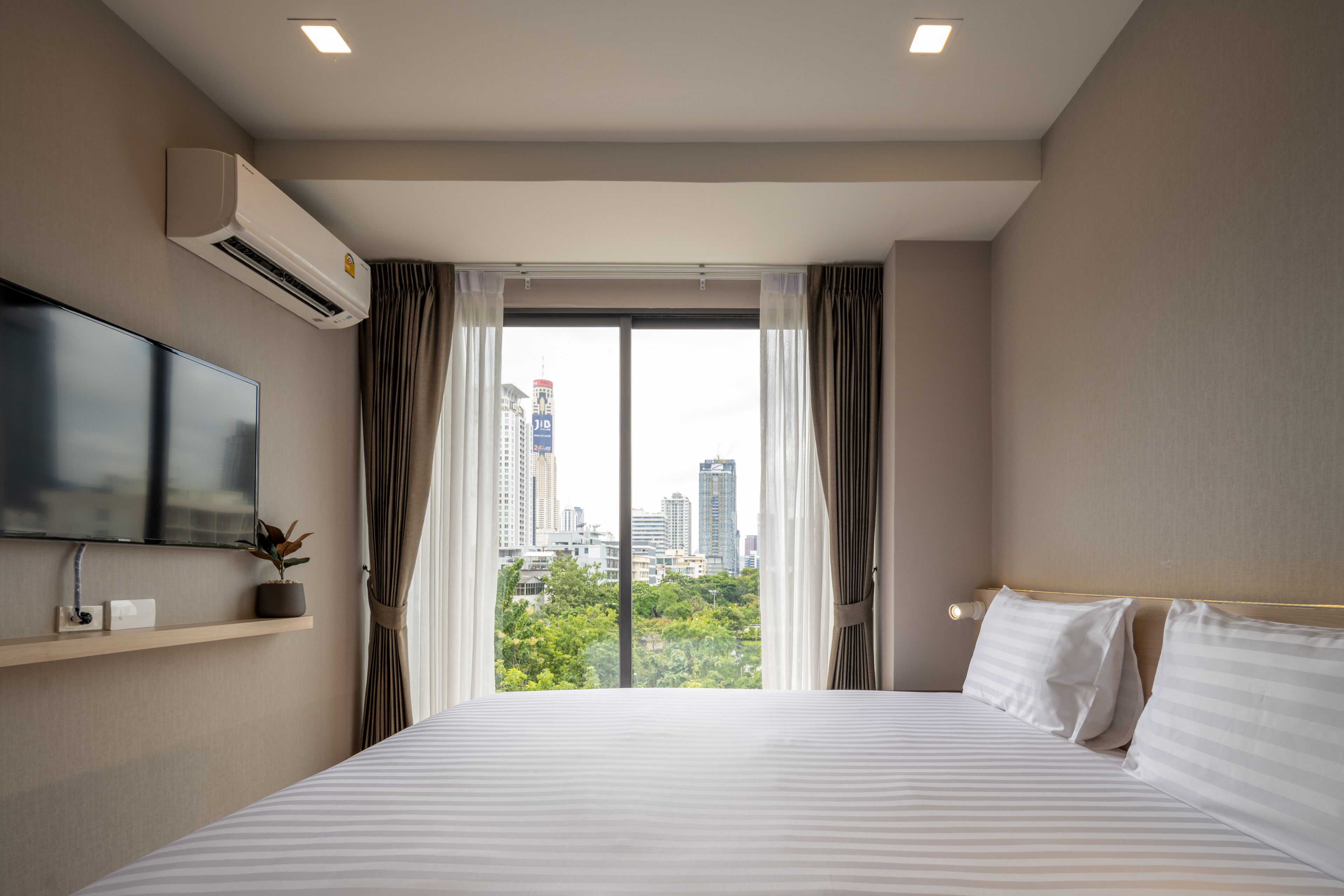 Standard Double Room, Garden View | Bar mini, peti besi dalam bilik, meja, ruang kerja komputer riba 