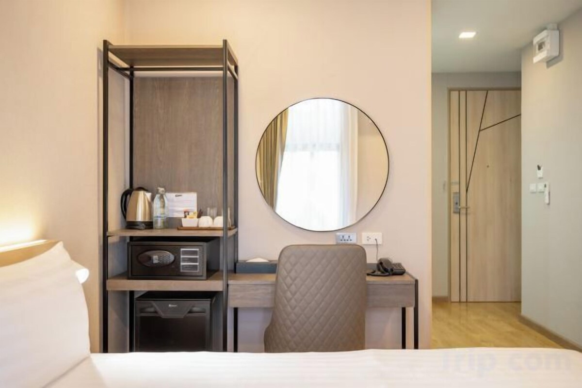 Minibar, in-room safe, desk, laptop workspace