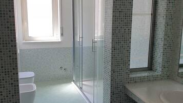 Badewanne, kostenlose Toilettenartikel, Haartrockner, Bidet