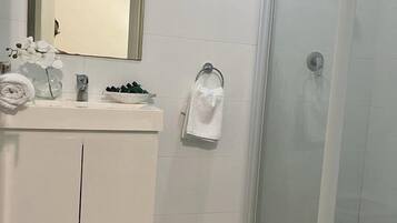 Combined shower/bathtub, hair dryer, towels, soap