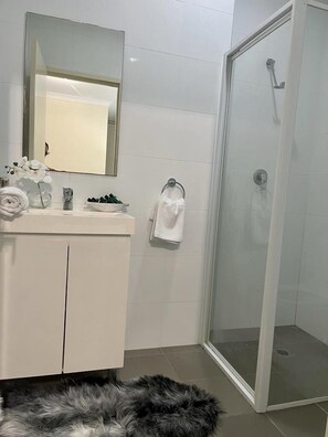 Duschwanne, Haartrockner, Handtücher, Seife