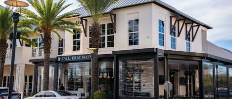 Un edificio moderno con un escaparate que muestra el rótulo 'IDYLL HOUND PROPERTY'.