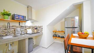 Réfrigérateur, micro-ondes, plaque de cuisson, cafetiÚre/bouilloire