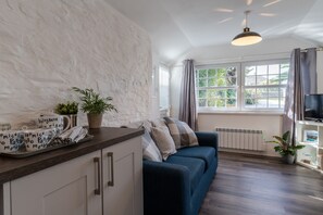 TV - Finest Retreats | Garden Coombe (Bossiney)