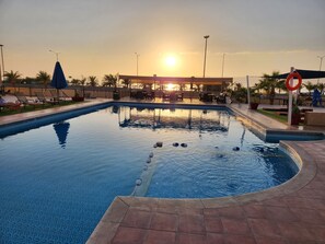 Outdoor pool, pool umbrellas, sun loungers - Front Line Heaven (Aqaba)
