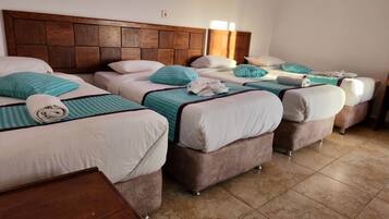 Deluxe-Vierbettzimmer, 1 Schlafzimmer, Balkon, Poolseite | Allergikerbettwaren, Daunenbettdecken, Tempur-Pedic-Betten, Minibar