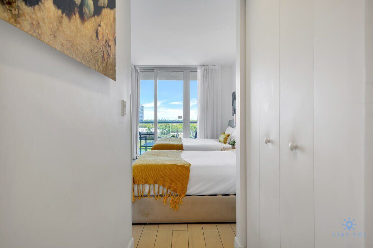 Een bureau, een strijkplank/strijkijzer, reisbedje, wifi